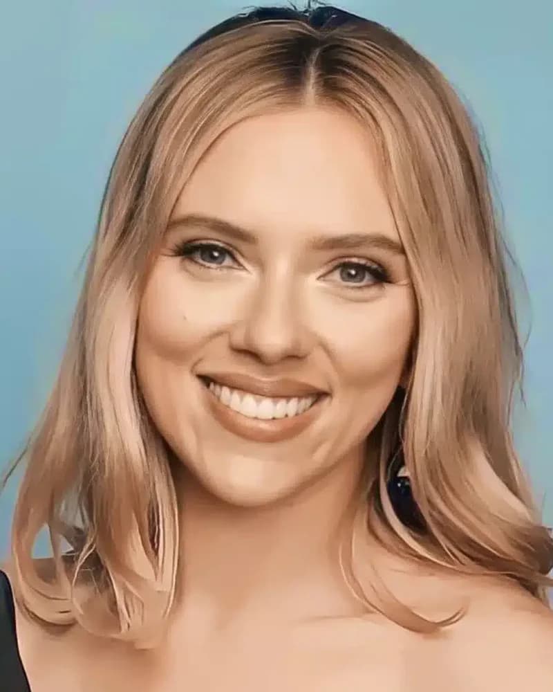 Scarlett Johansson — Early Smile Photo