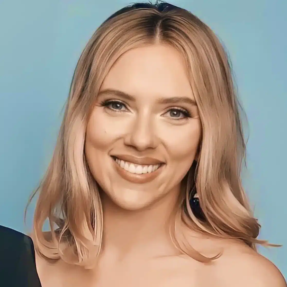 Scarlett Johansson — Early Smile Photo