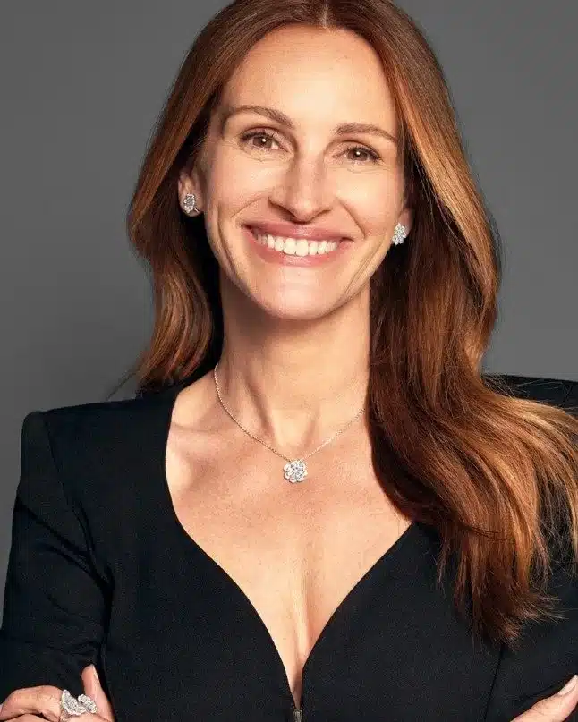 “Close-up smile photo revealing Julia Roberts’ tooth shape and expressive laughter.”