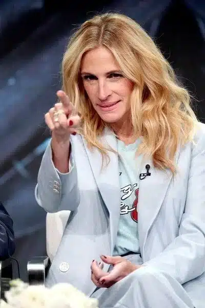“Julia Roberts’ energetic smile captured with full lip elevation.”