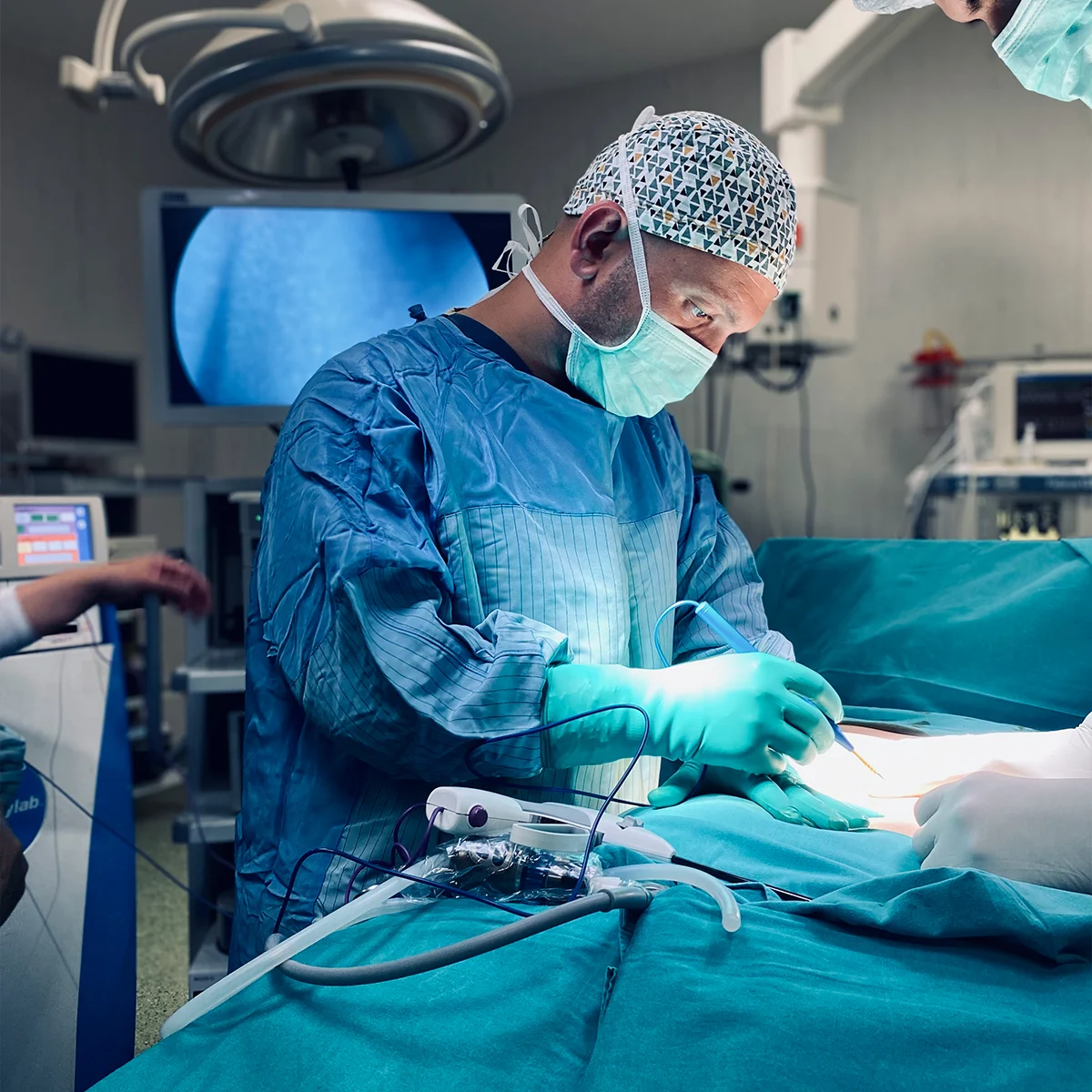 Op. Dr. Mesut Çaynak operating in the operating room